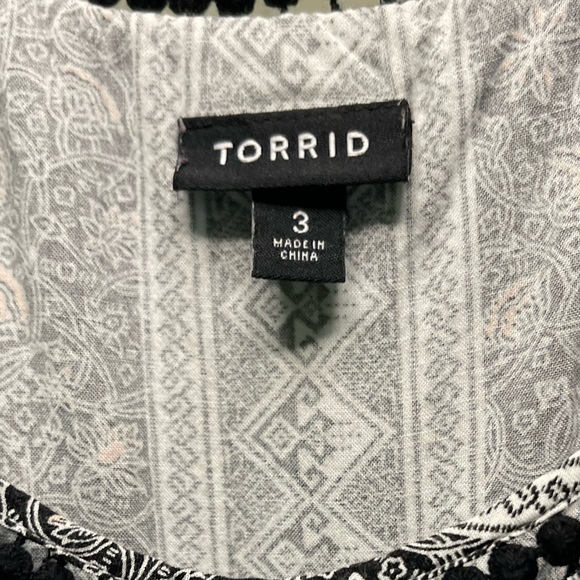 Torrid Plus Size Cold Shoulder Printed White & Black Dress- Size: 3XL / XXXL - Picture 3 of 3